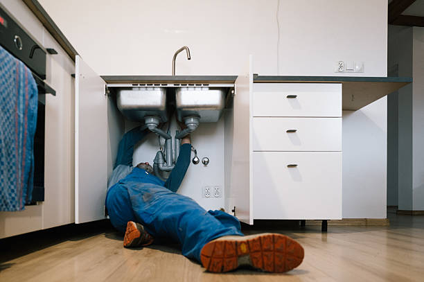 Professional Emergency Plumber technician working in Payson, UT